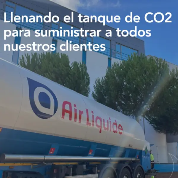 Llenando el tanque de CO2 para suministrar a todos nuestros clientes